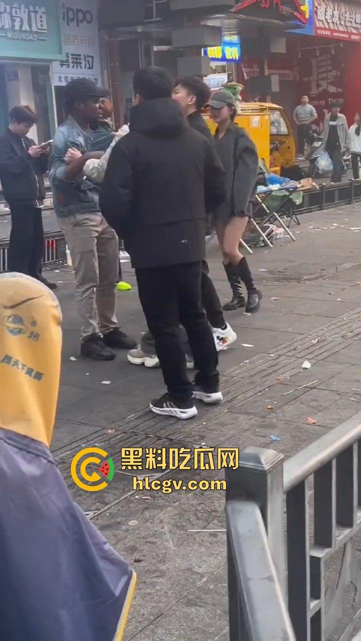 长沙黑皮蛋调戏妇女被当场抓获！以为在中国就能为所欲为，结果翻车了！-3