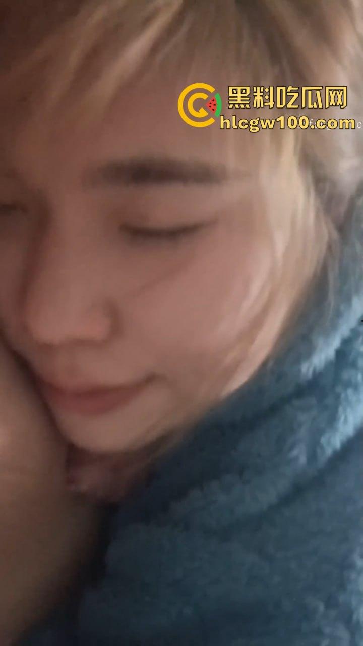 兰州大学反差母狗【李妍柔】调教视频曝光，调教成了吃鸡好手 鸡巴套子，内容劲爆！！-18