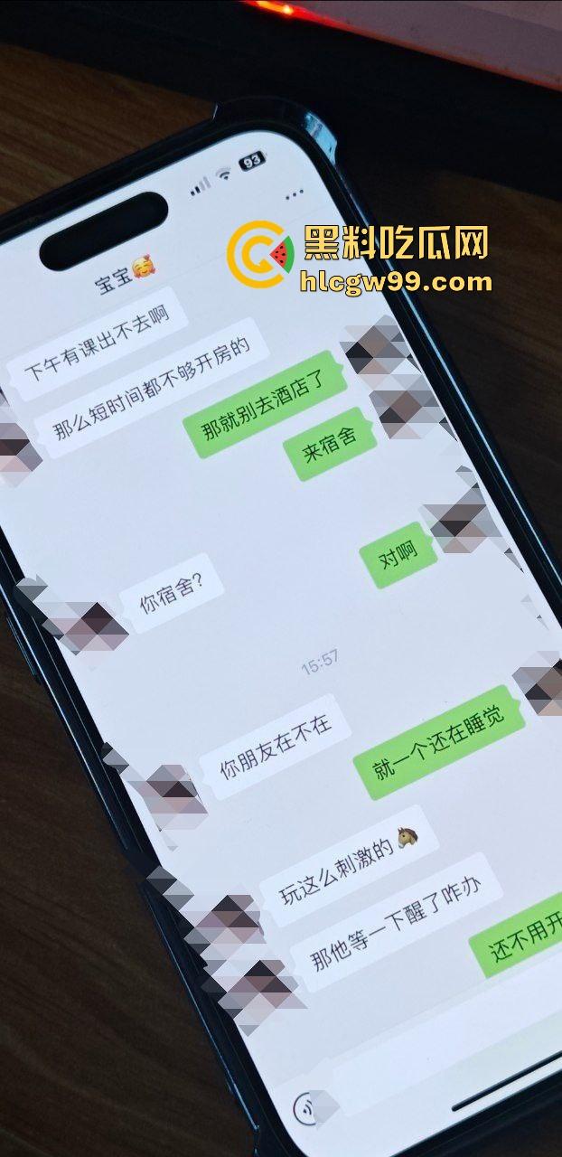 乌鲁木齐职业大学饥渴情侣，下课之余顾不及酒店开房，跑到男友宿舍当着室友面盖被做爱！惨遭偷拍独家流出-1