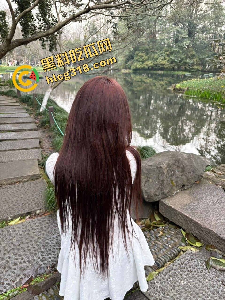 什么反人类操作？一边舔一边插，双飞还能左右开弓还能翻身换位，这身体素质简直是性爱奥运金牌级！-4