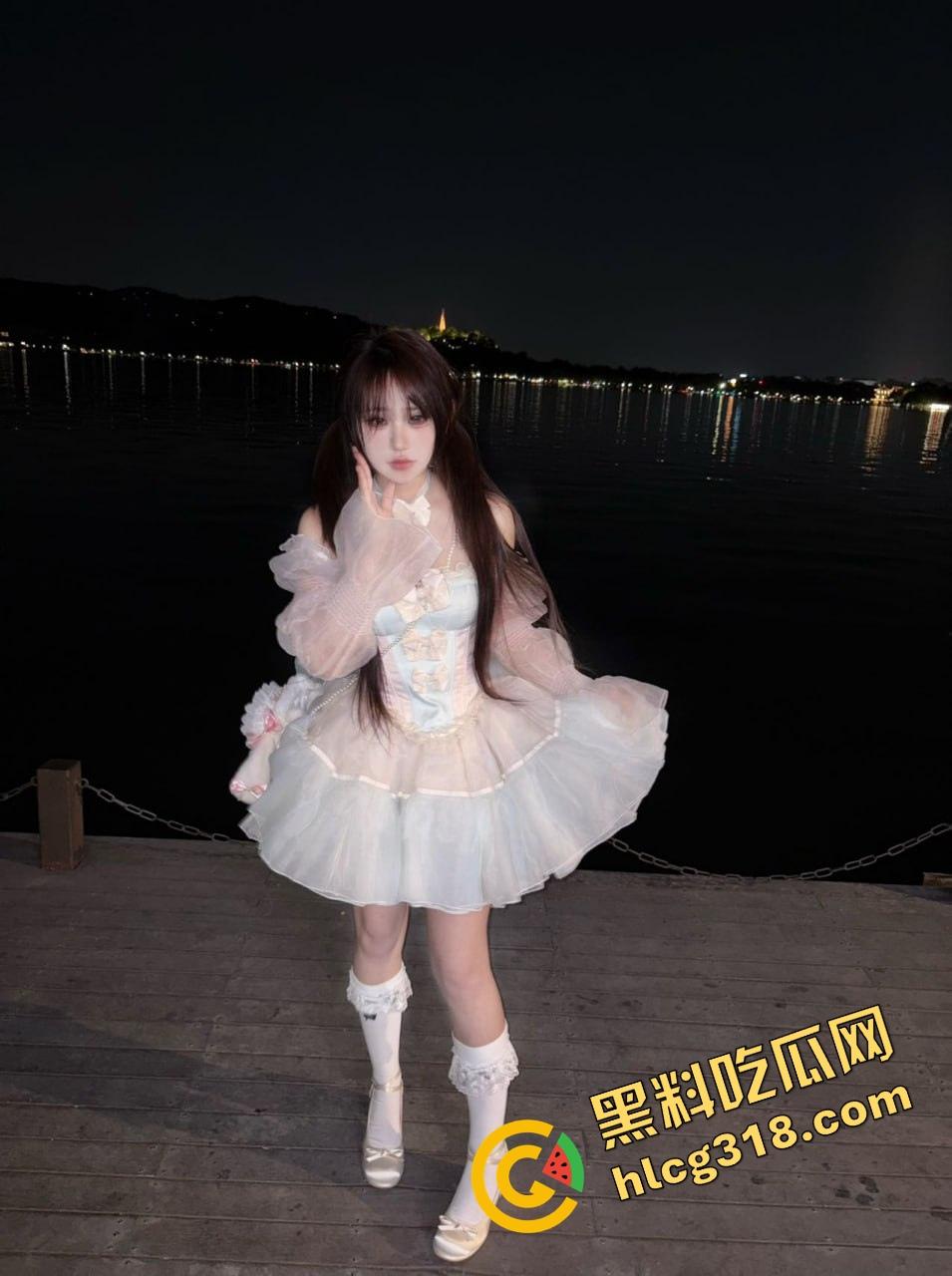 什么反人类操作？一边舔一边插，双飞还能左右开弓还能翻身换位，这身体素质简直是性爱奥运金牌级！-6