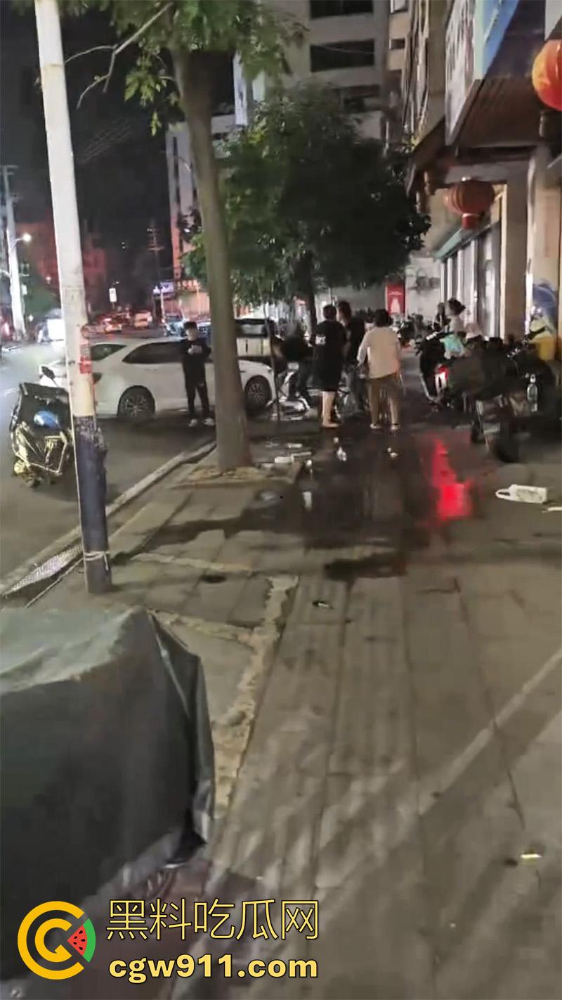 四川简阳挥刀砍人事件，儿子发现女友被老爸操了，带妈妈去捉奸，争吵中抄其附近饭店菜刀砍人！-1