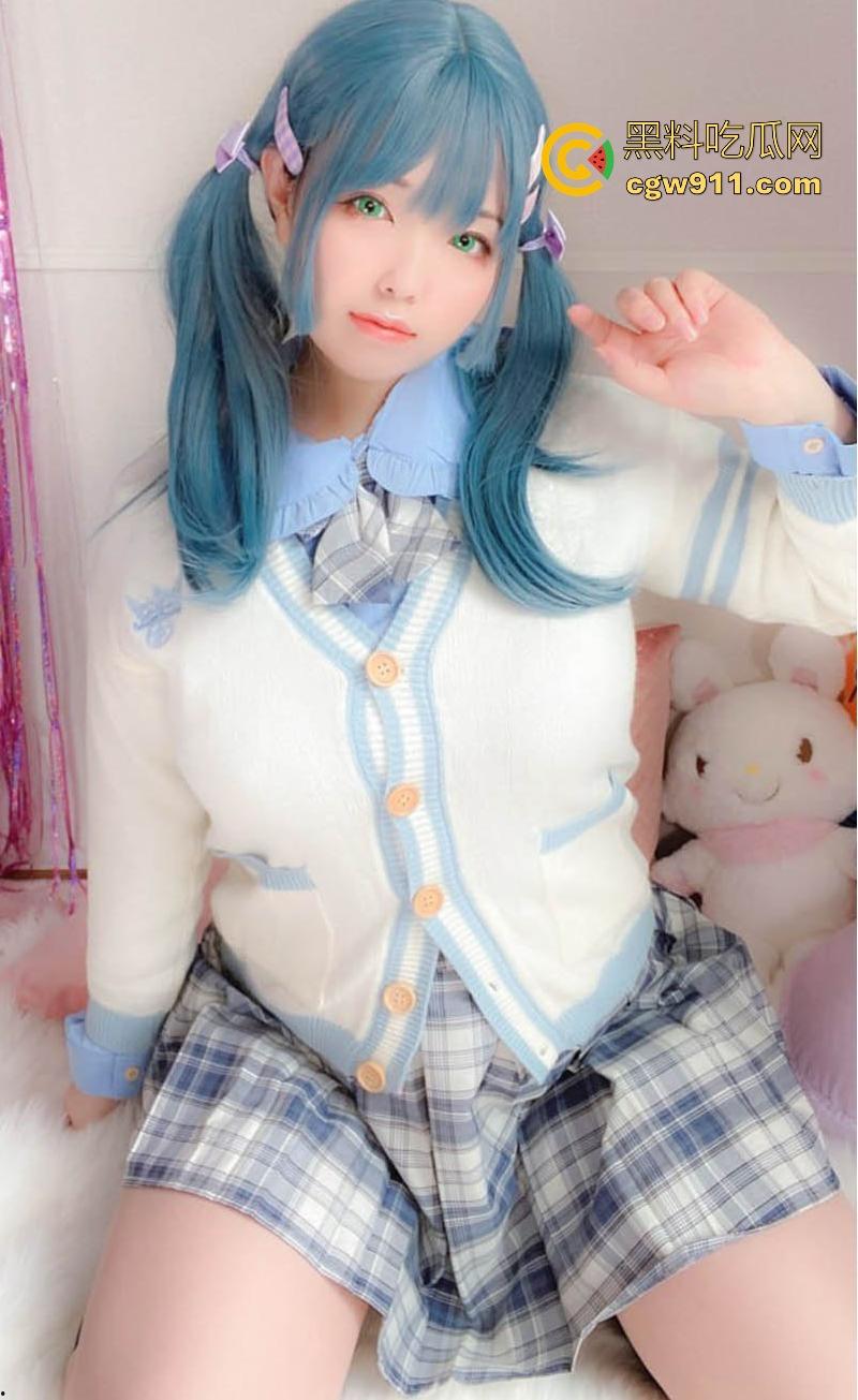 海外巨乳网黄博主【里奥娜·艾斯】COS百变少女自慰，蓝发双马尾水手服，H大奶掰穴自慰，这身材比列真的爱了！-2