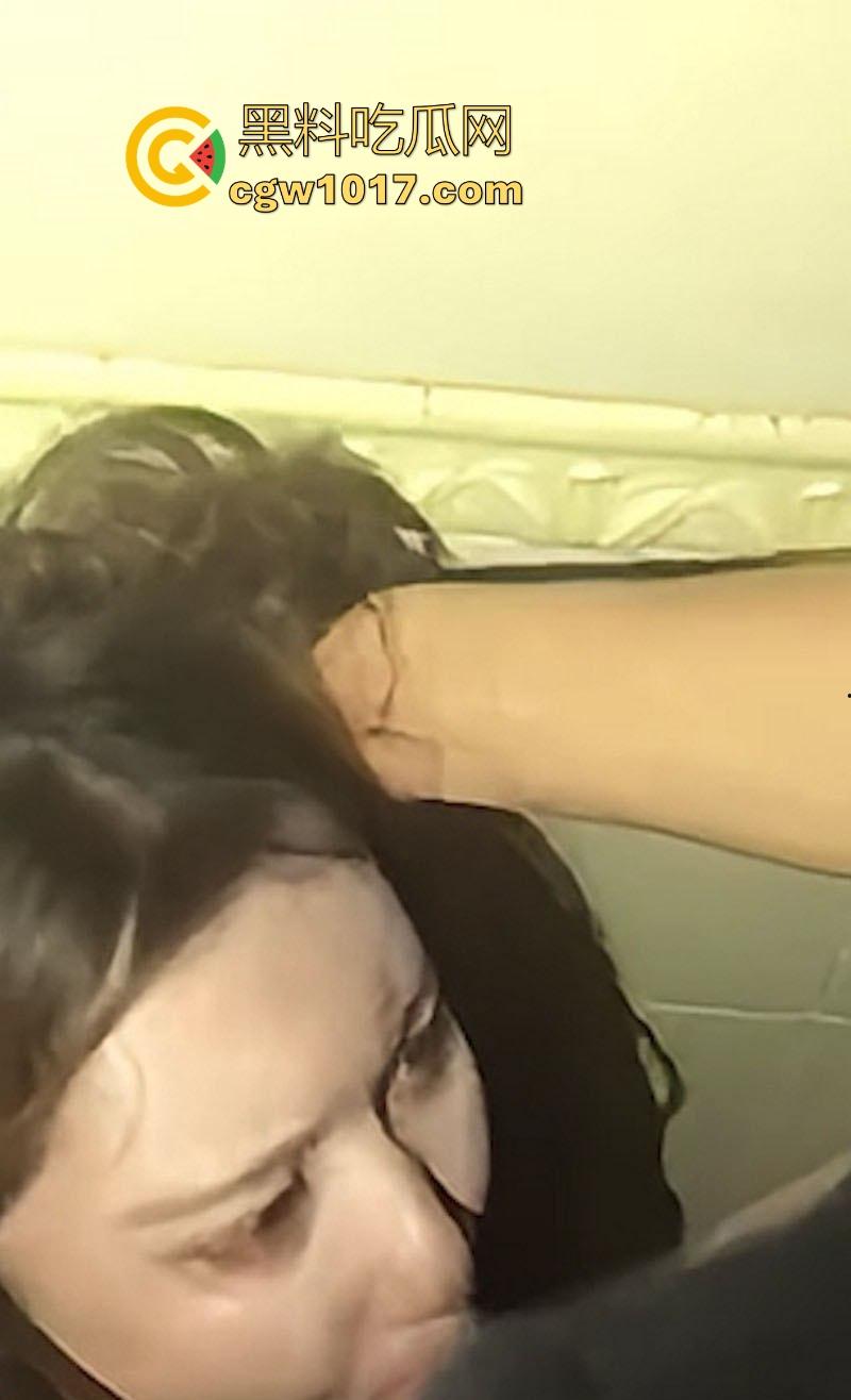 极品女大KTV包房玩多人群交，酒过三巡直接跪地开干！美女被骑跪地卖力口活，年轻人多么的疯狂啊！-4