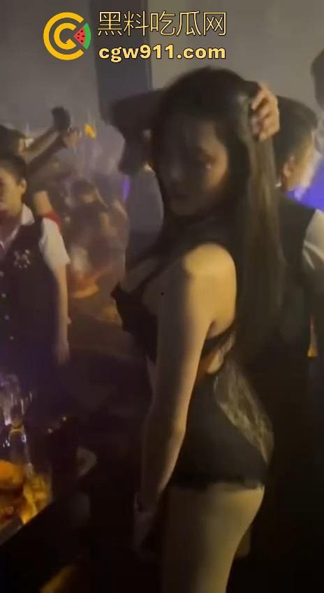 酒池肉林的生活真让人羡慕啊！一上卡座大奶骚鸡主动伺候，卡座上操逼，扣穴、口爆只要钱到位没什么不可！-12