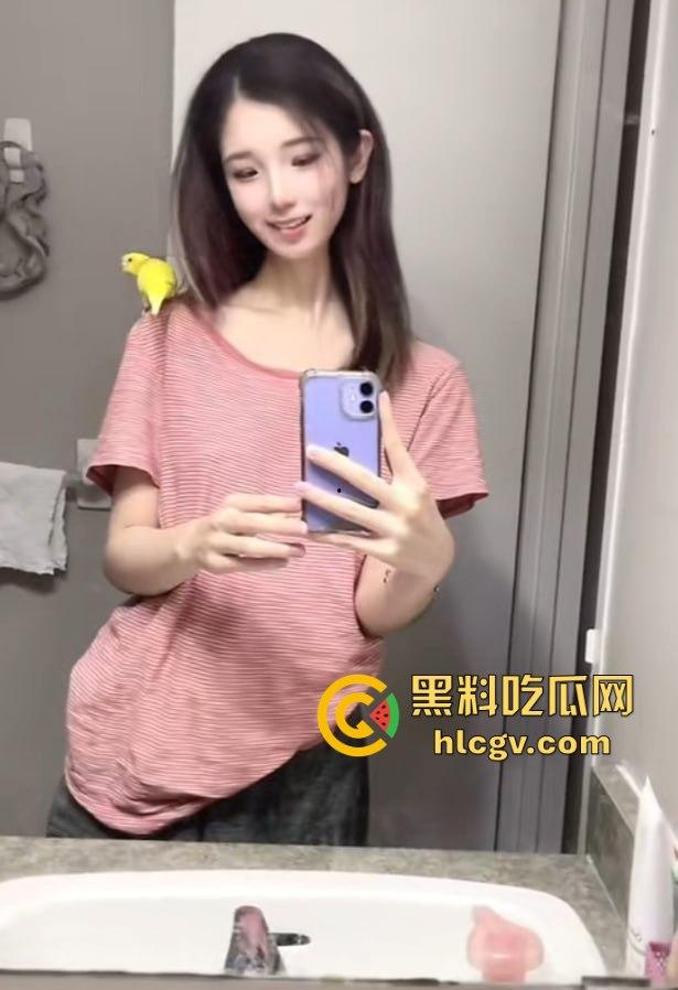 抖音骚货『果冻小姐』03年留学生，跳完手势舞就拉进群给你甩奶抖逼，裸舞自慰，真是价钱到位骚到极限！-3