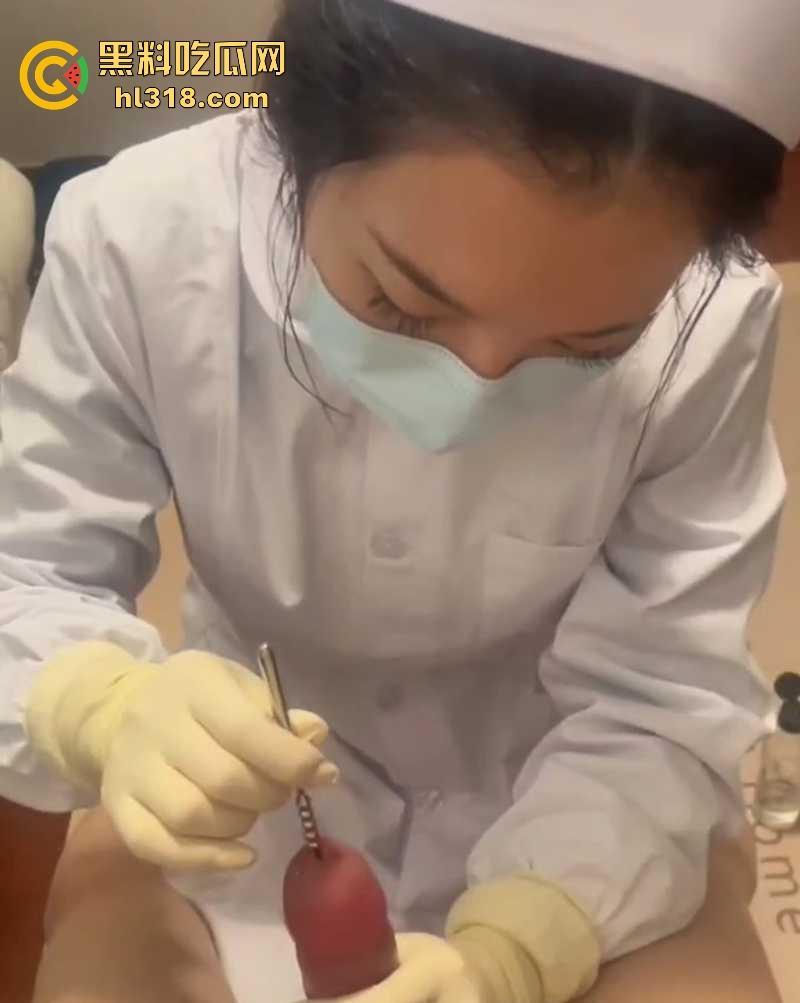 纯情小护士SM调教主人肉棒，将金属棒齐根插入龟头马眼，缓慢撸动，手法老专业了！-6
