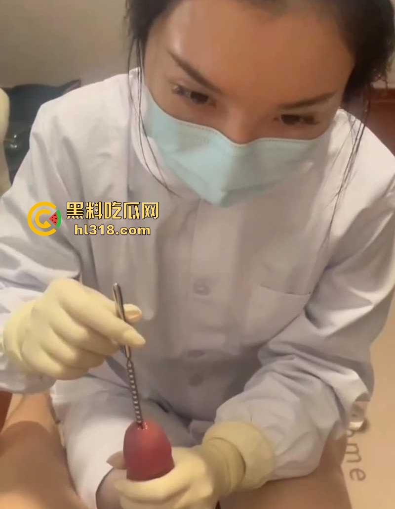 纯情小护士SM调教主人肉棒，将金属棒齐根插入龟头马眼，缓慢撸动，手法老专业了！-7