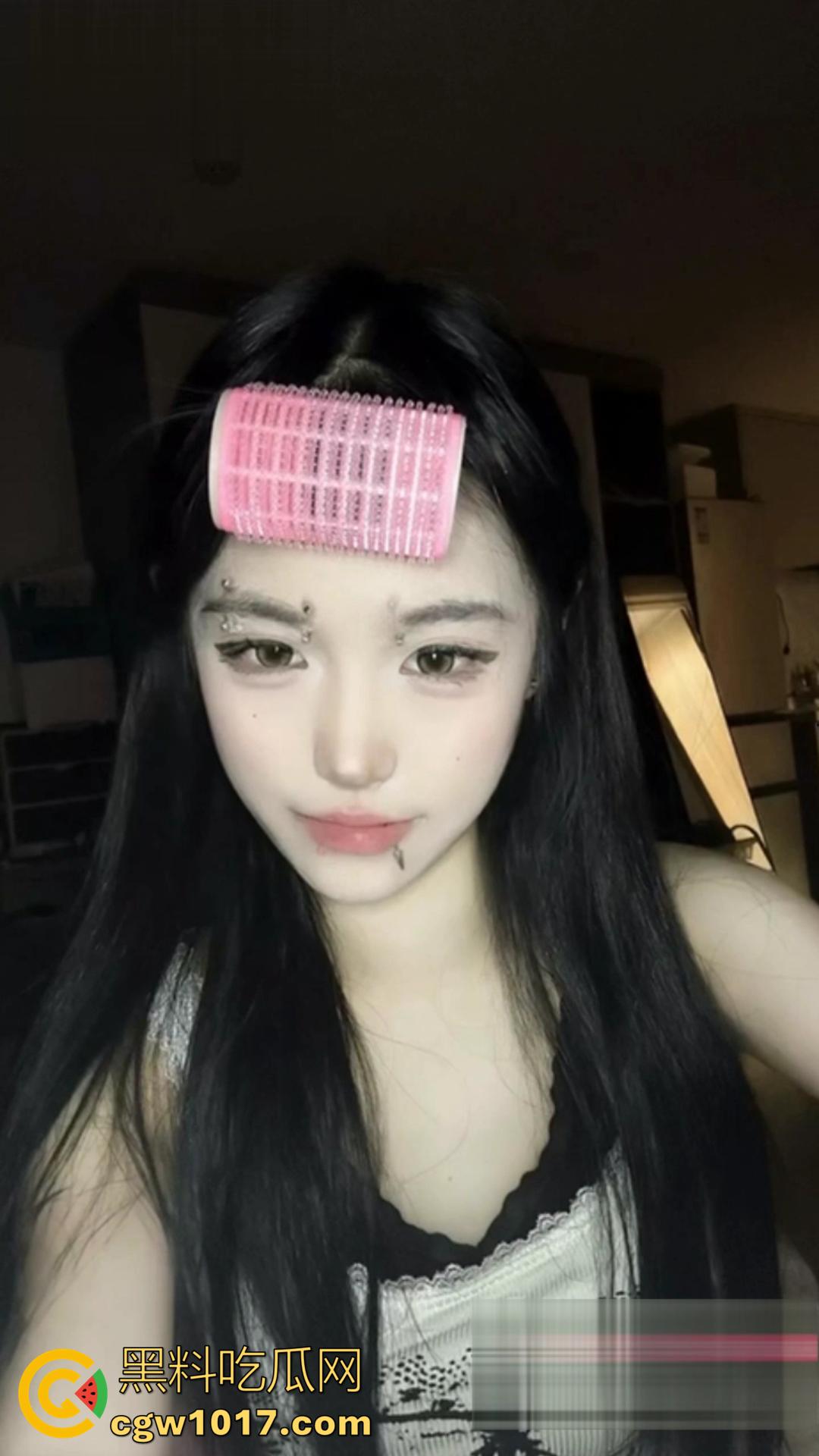 推特顶级网红微密圈福利视频流出！高颜御姐穿着情趣黑丝开裆袜自慰，高潮时淫水喷三米远！-2