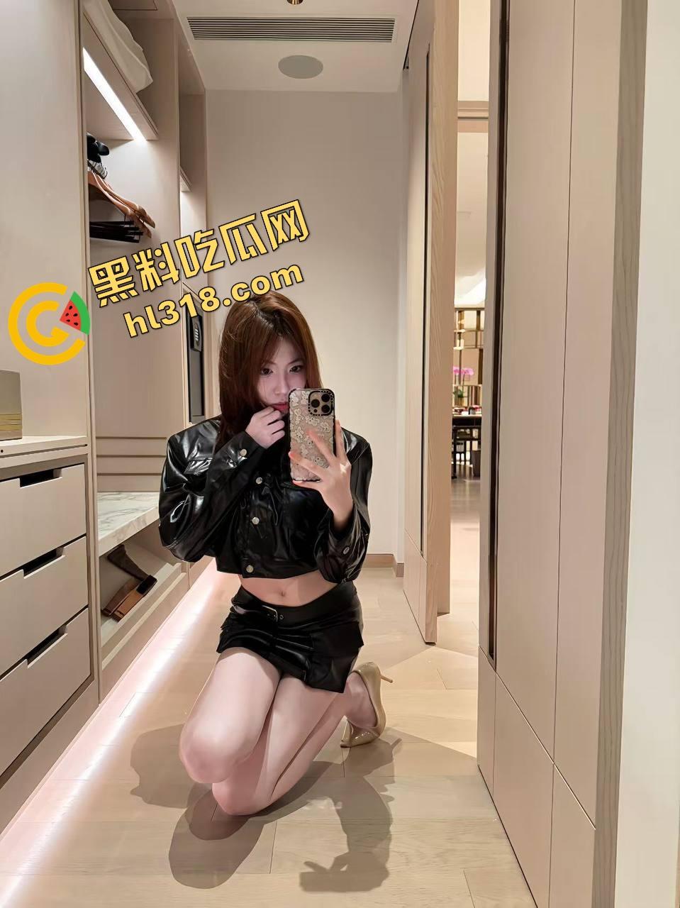 和嫂子卧室疯玩解锁新姿势，对着窗户啪啪、故意让路人偷窥，边吃鸡巴边挨打大屁股，越玩越变态！-1