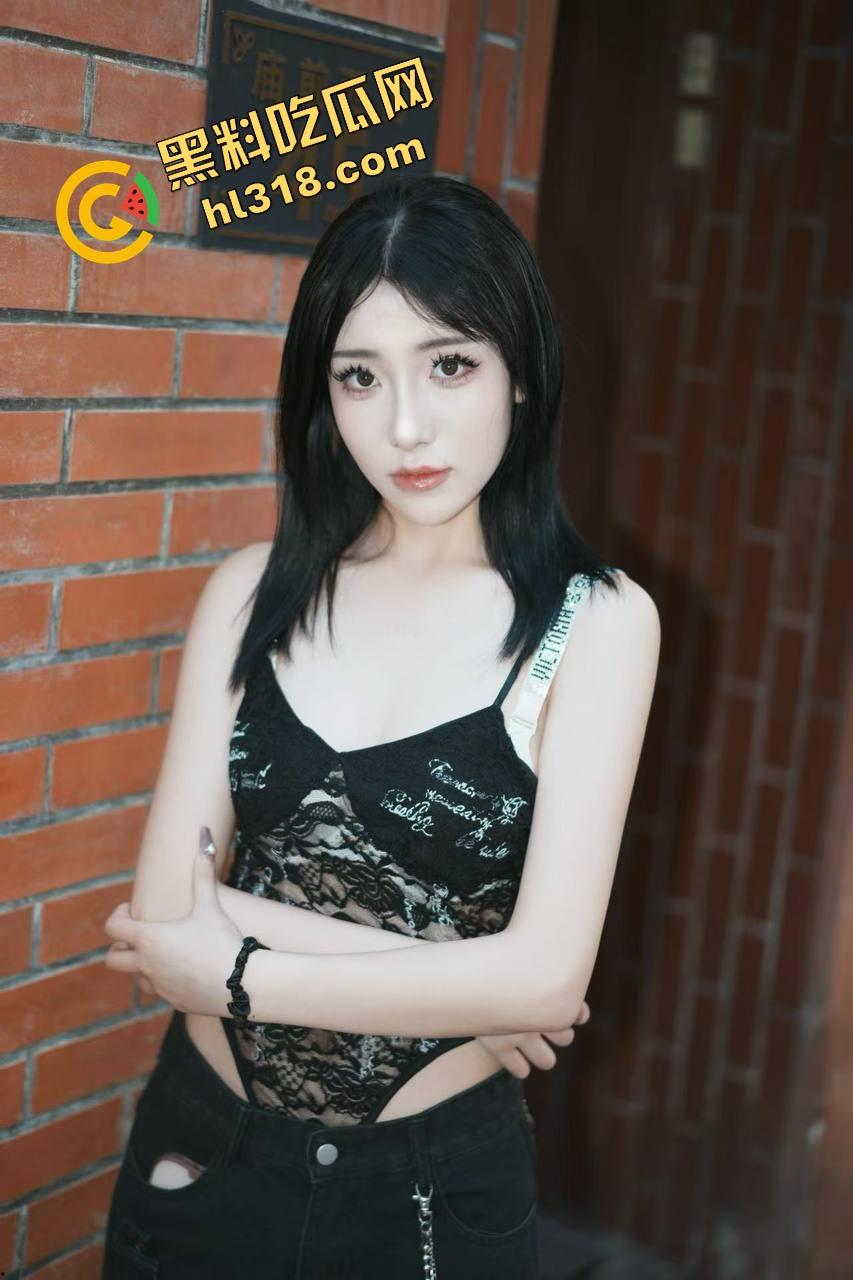 和嫂子卧室疯玩解锁新姿势，对着窗户啪啪、故意让路人偷窥，边吃鸡巴边挨打大屁股，越玩越变态！-2