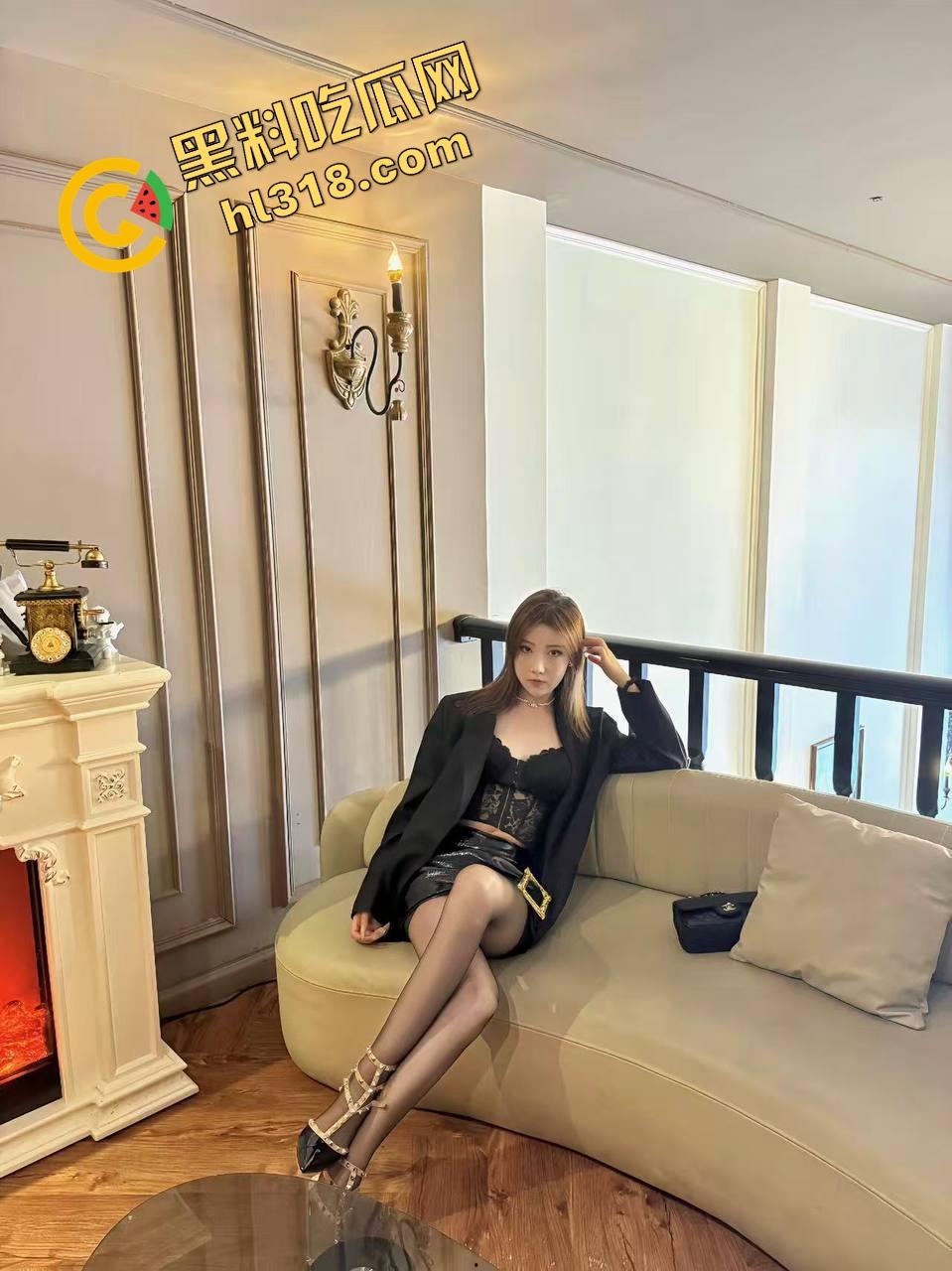 和嫂子卧室疯玩解锁新姿势，对着窗户啪啪、故意让路人偷窥，边吃鸡巴边挨打大屁股，越玩越变态！-4