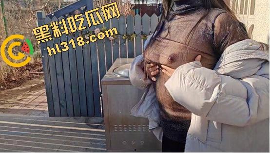 和嫂子卧室疯玩解锁新姿势，对着窗户啪啪、故意让路人偷窥，边吃鸡巴边挨打大屁股，越玩越变态！-8