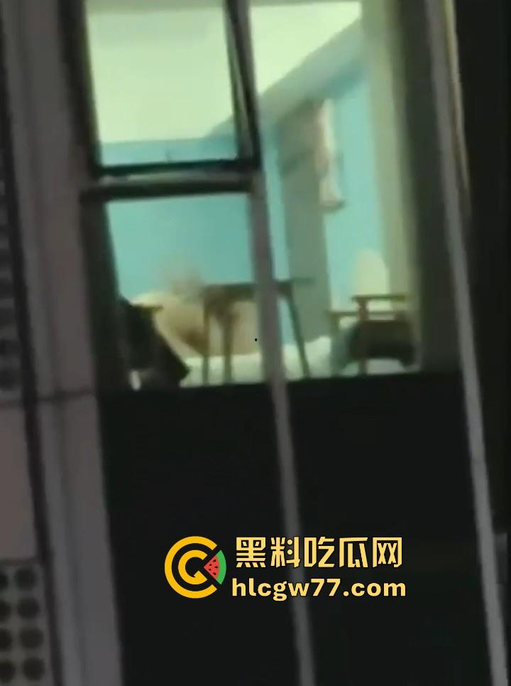 日照安泰国际广场大瓜！情侣做爱不拉窗帘被上千人围观 事后有吃瓜群众直接敲门提醒 现场视频火爆抖音！-3