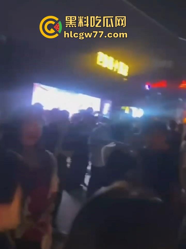 日照安泰国际广场大瓜！情侣做爱不拉窗帘被上千人围观 事后有吃瓜群众直接敲门提醒 现场视频火爆抖音！-5