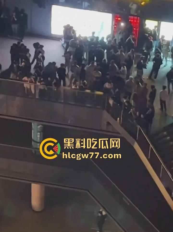 日照安泰国际广场大瓜！情侣做爱不拉窗帘被上千人围观 事后有吃瓜群众直接敲门提醒 现场视频火爆抖音！-8