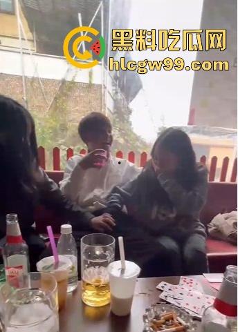 两小仙女在餐桌上抢着摸男人鸡巴,当众掏出鸡巴撸管,正所谓旱的旱死,涝的涝死。-8