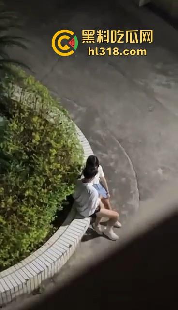 四川理工大学，小情侣教学楼下激情抠逼，清纯少女微张小腿闭眼享受，小心扣发炎噢！-3