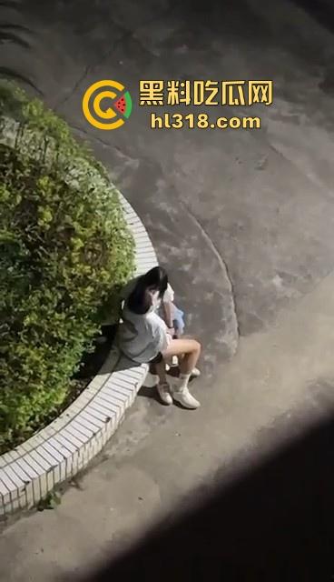 四川理工大学，小情侣教学楼下激情抠逼，清纯少女微张小腿闭眼享受，小心扣发炎噢！-5