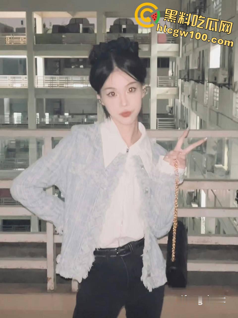 广电大三母狗【李艺然】被富二代包养调教，情趣制服，道具插穴，口爆吞精完全当狗玩-11