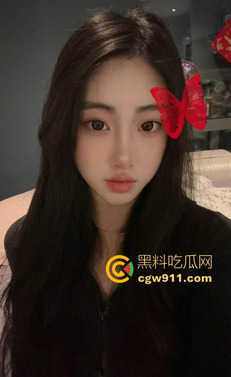 高颜值极品情侣性爱视频泄密，骚母狗钟情口爆吞精，翘臀高撅求操，粉嫩小穴被老公粗棒猛捅！-1