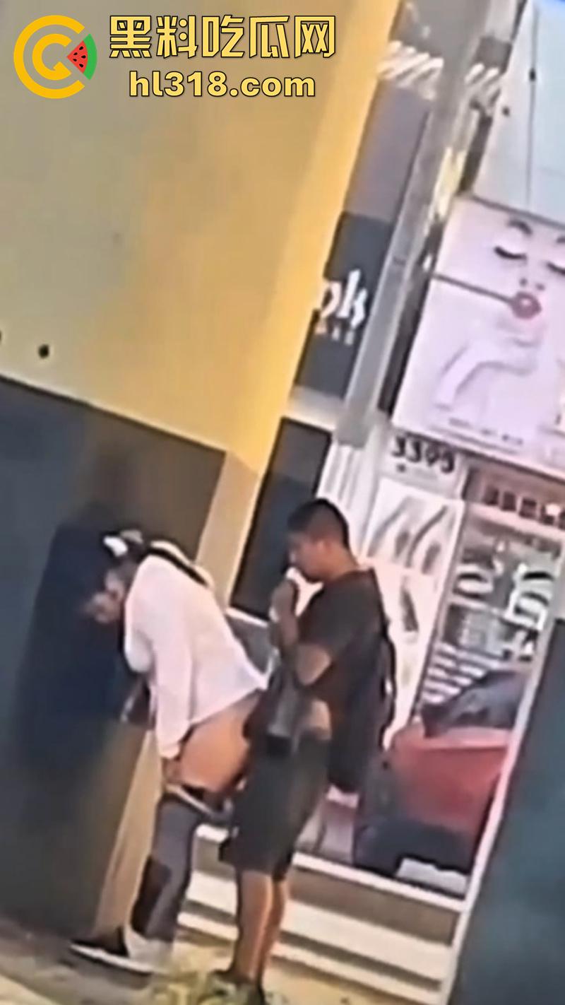 情急起来真的不避人啊！街拍开放男女立交桥下性爱，完全不在乎别人目光，当众后入刺激满满！-6