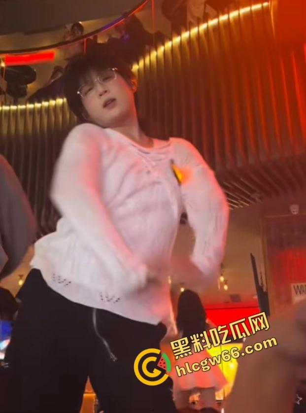 长沙春天夜店姐姐们爆玩男模，腹肌热舞搔到湿，小仙女们轮流上手，今晚不射都难！-2