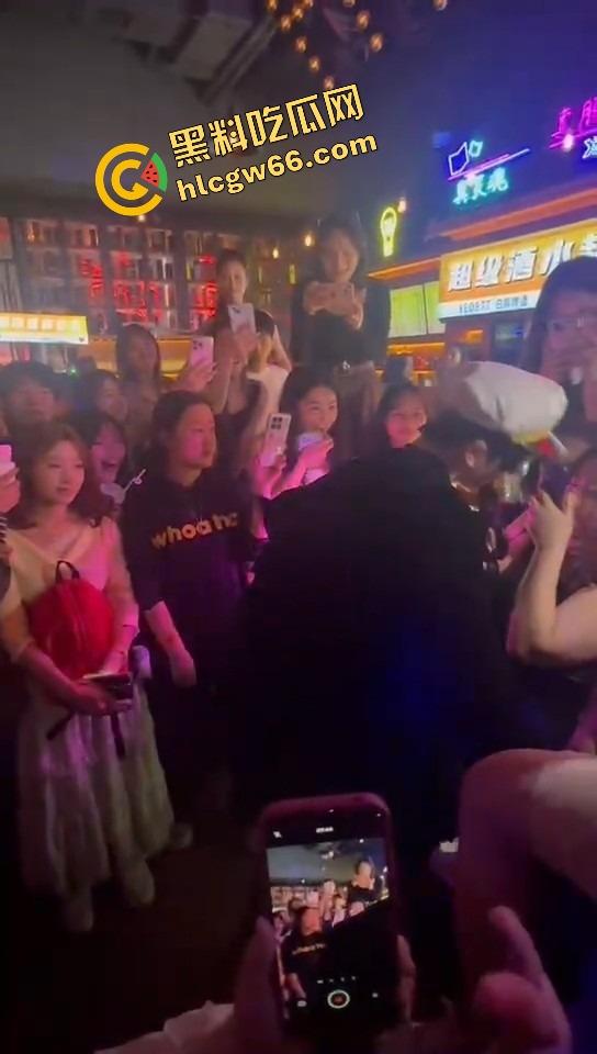 长沙春天夜店姐姐们爆玩男模，腹肌热舞搔到湿，小仙女们轮流上手，今晚不射都难！-11