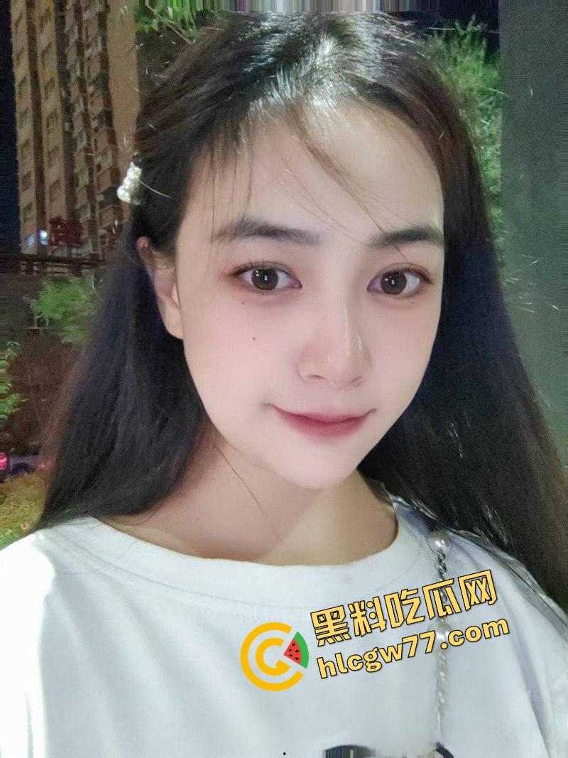 重庆财经学院反差母狗曝光，新疆小骚逼『夏兹热丽』破处后被疯狂口爆颜射，还舔精自拍骚得逆天！-3