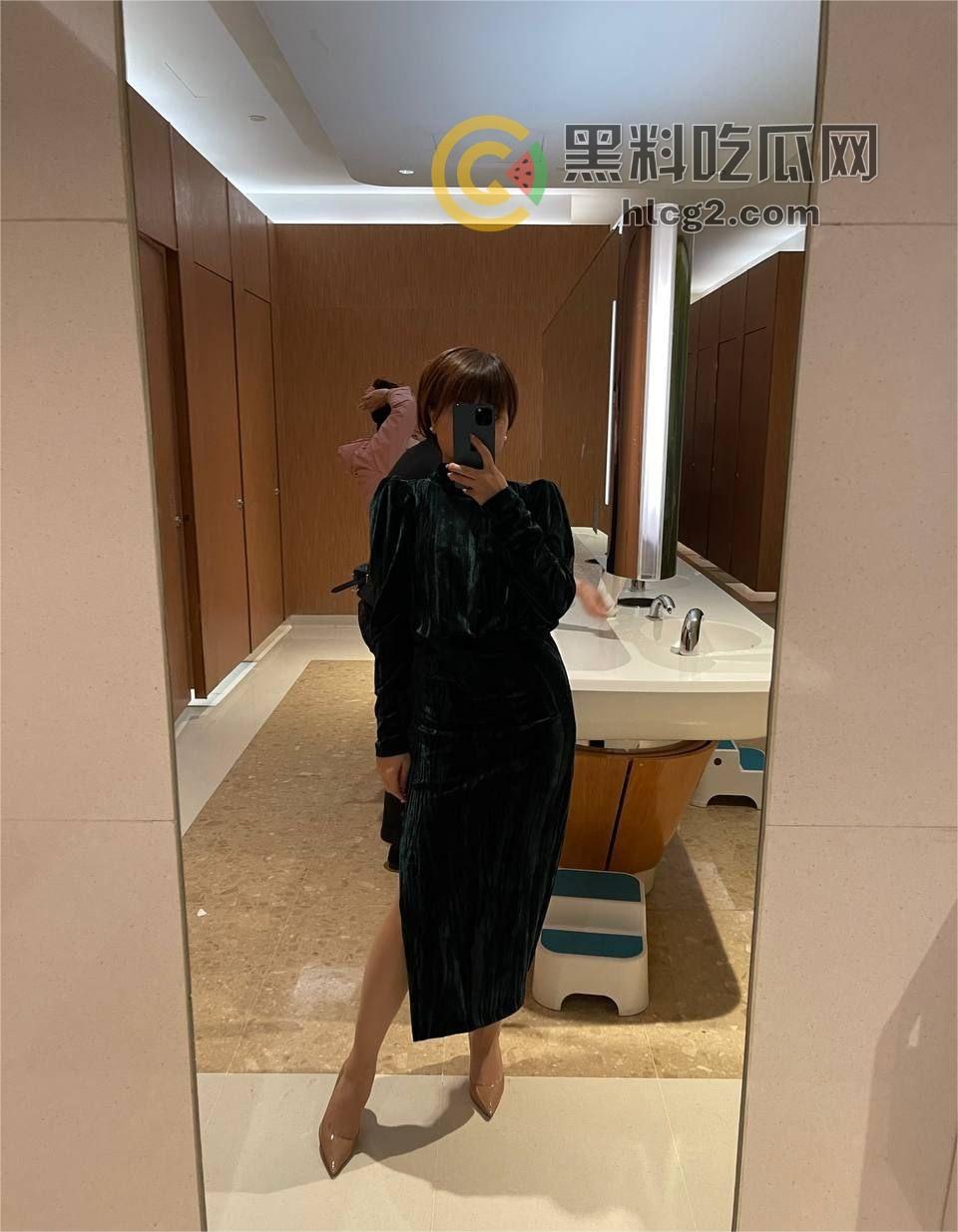 上海短发气质美女“百合”露出引爆热议，各种场合放骚道具喷水！-2