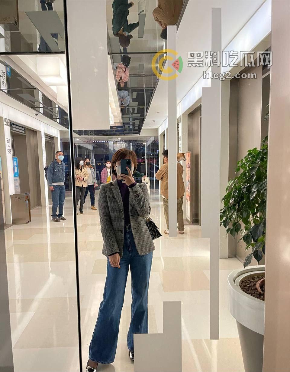 上海短发气质美女“百合”露出引爆热议，各种场合放骚道具喷水！-4