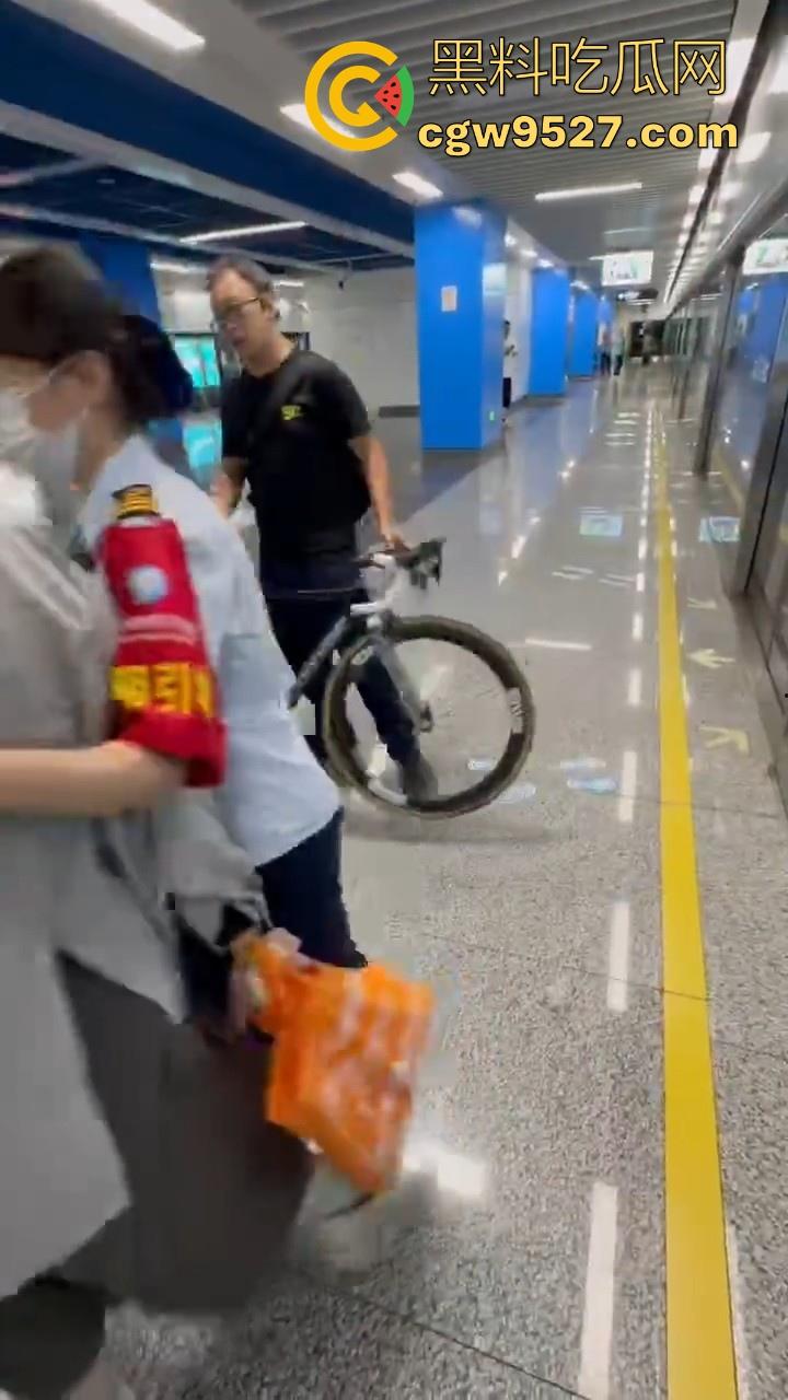 杭州素质眼镜男强行自行车强闯地铁站，工作人员劝解阻挠，全程当没听见，见人就开喷，懂不懂什么叫规定！-4