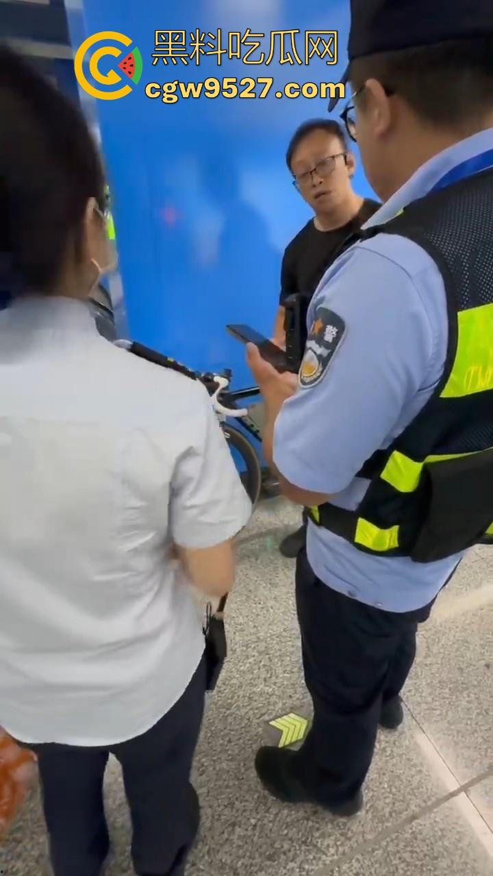 杭州素质眼镜男强行自行车强闯地铁站，工作人员劝解阻挠，全程当没听见，见人就开喷，懂不懂什么叫规定！-6