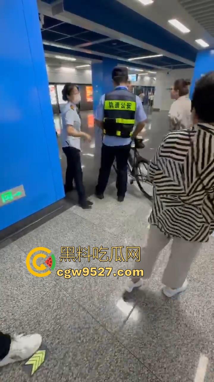 杭州素质眼镜男强行自行车强闯地铁站，工作人员劝解阻挠，全程当没听见，见人就开喷，懂不懂什么叫规定！-7