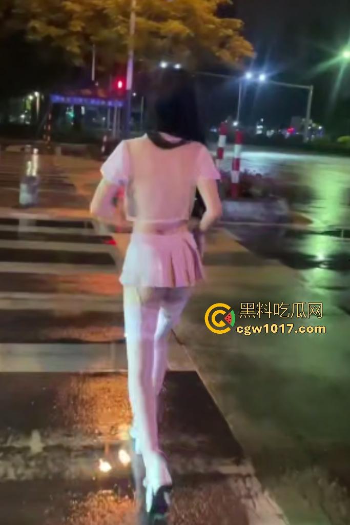 深夜骚逼马路上户外露出！光屁股坐防护栏，用手拍打B，被猥琐男跟踪舔逼后入，我让你骚，欠操的家伙！-1