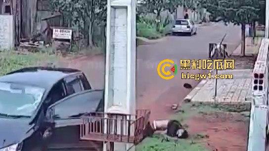 死侍附体的墨西哥硬汉！被车撞又挨两枪屁事没有，AK卡膛气得杀手怀疑人生，简直把杀手心态直接崩了！-8