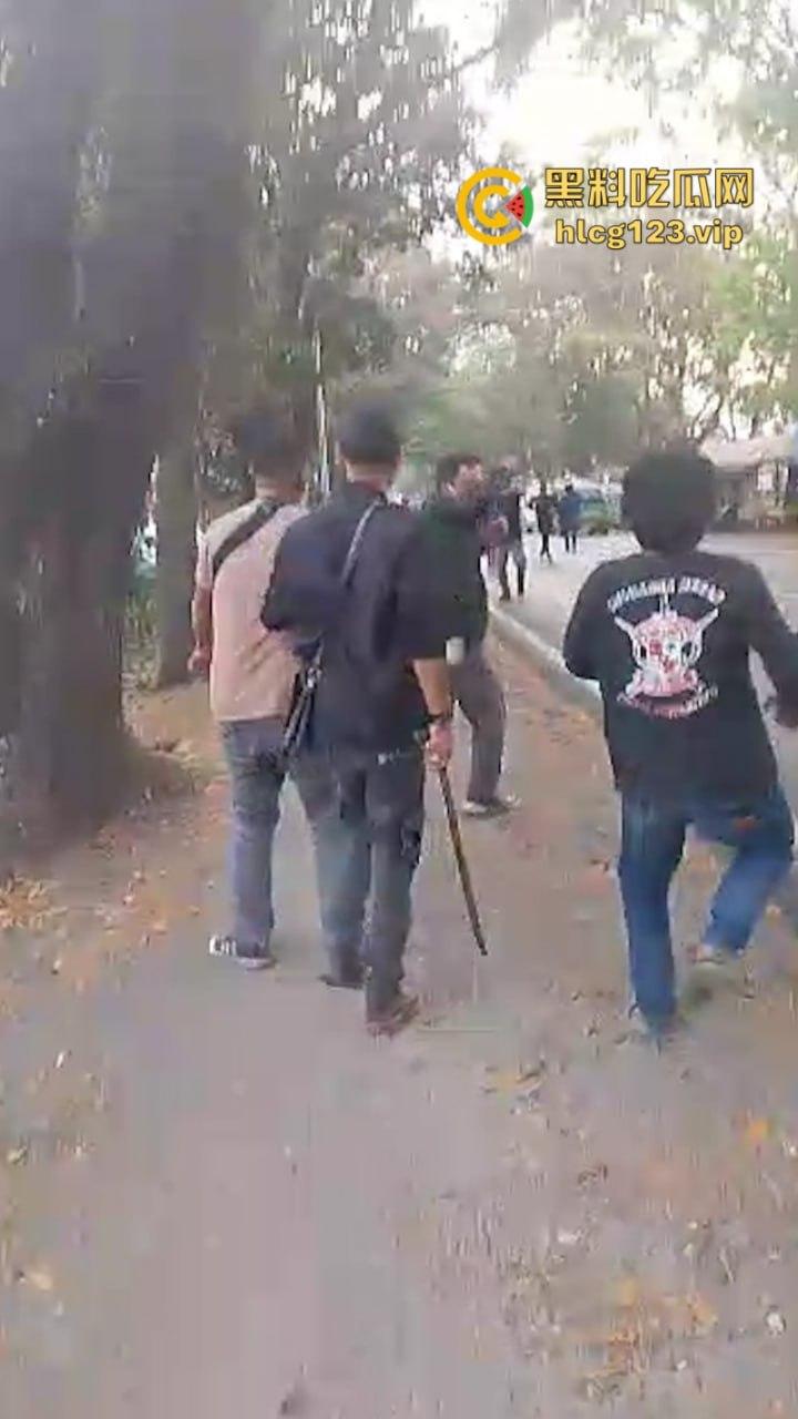 大型皮开肉绽现场！印尼一地发生冲突 有内战的国家真的不要去！-3