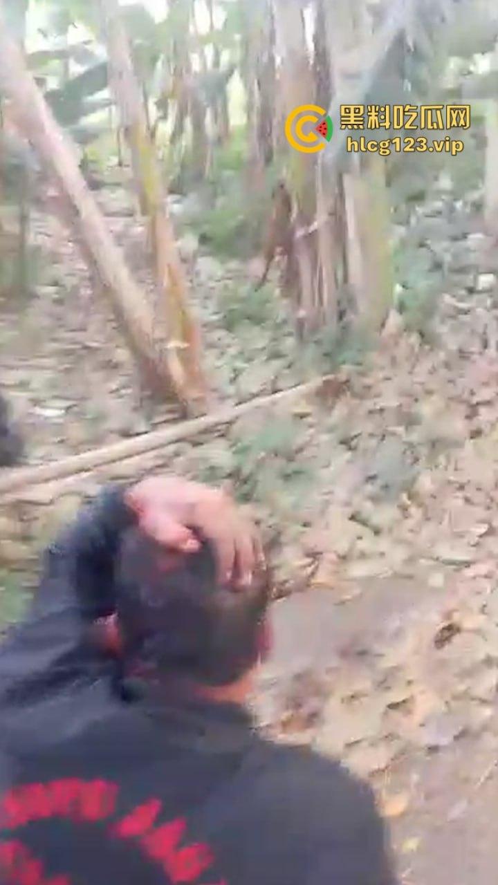 大型皮开肉绽现场！印尼一地发生冲突 有内战的国家真的不要去！-4