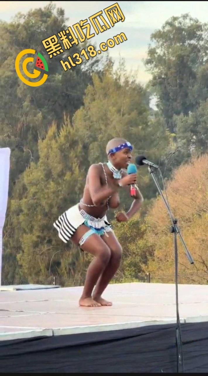 开普敦东部Miss inkciyo传统选美比赛，参加选手必须是处女，性感酮体舞台一展歌喉，不得不说真有看点 !-4