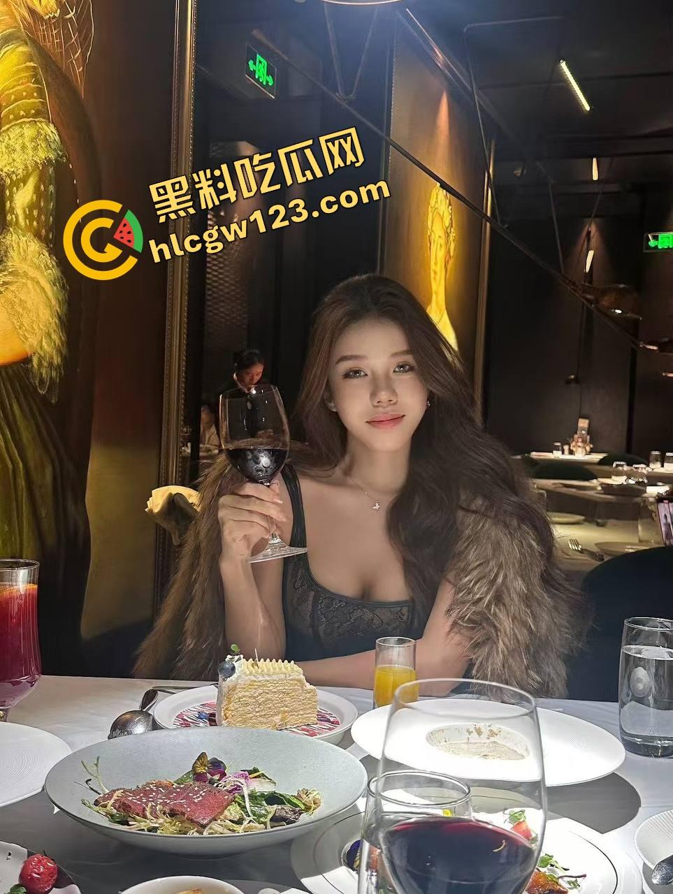 嫂子这腰臀比太顶了，哥哥出差不在家，我直接后入她的大肥臀，忍不住拔枪狂干！肥臀即正义！-4