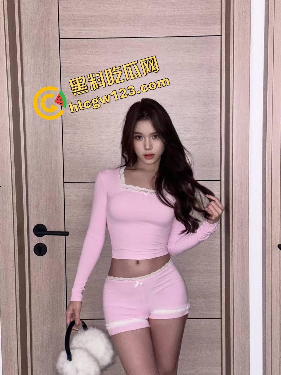 嫂子这腰臀比太顶了，哥哥出差不在家，我直接后入她的大肥臀，忍不住拔枪狂干！肥臀即正义！-7