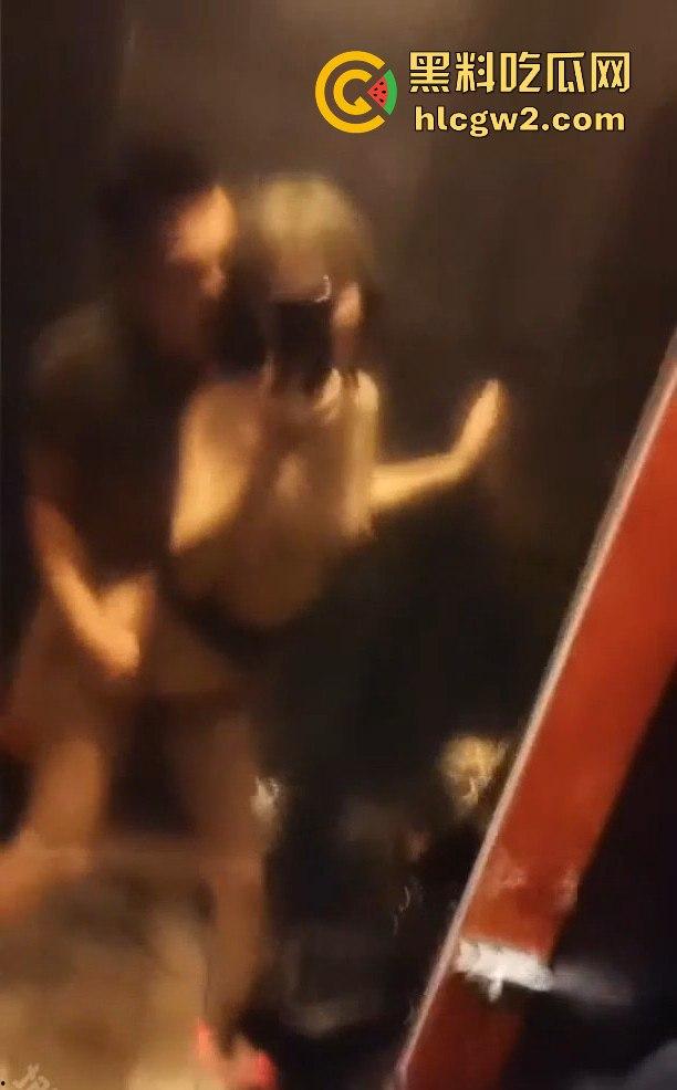 大连酒吧厕所口交啪啪大戏，妹子来酒吧不是为了玩乐，而是为了带套勾引金主！瓜友爽翻天，妹子心机太深！-9