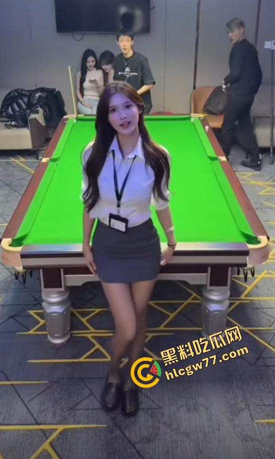 台球厅不打球只点陪玩，台球媛身材顶到不行穿吊带弯腰捡球露沟，拿身体给大哥架杆！-8