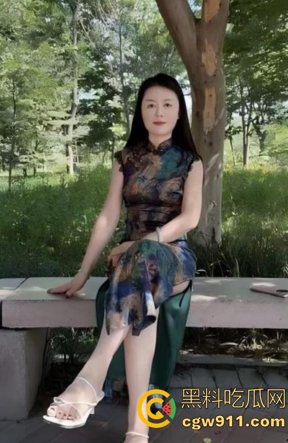 给网友直播暴操穿旗袍的嫂子，性感大奶陪肉丝，花式打桩猛插，内射后爽到兄弟直喊嫂子老婆！-1