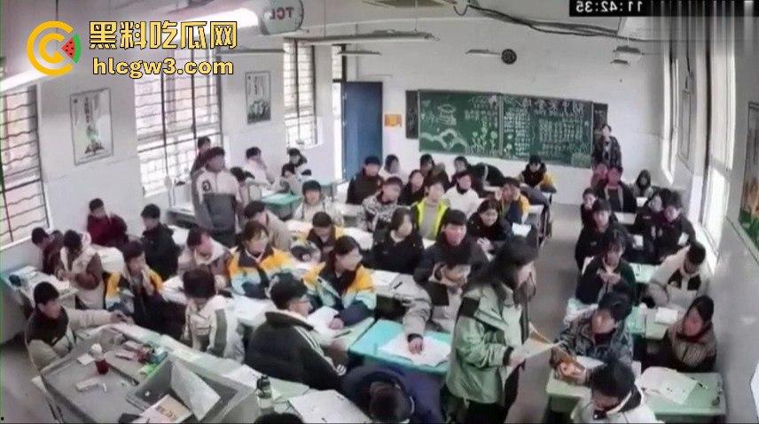 山东班主任女老师用戒尺教育学生被反击！遭学生当场辱骂殴打，男同学拉不住场面失控！-3