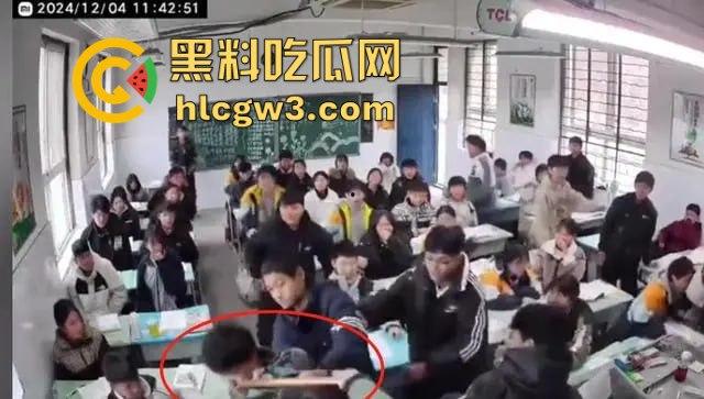 山东班主任女老师用戒尺教育学生被反击！遭学生当场辱骂殴打，男同学拉不住场面失控！-10