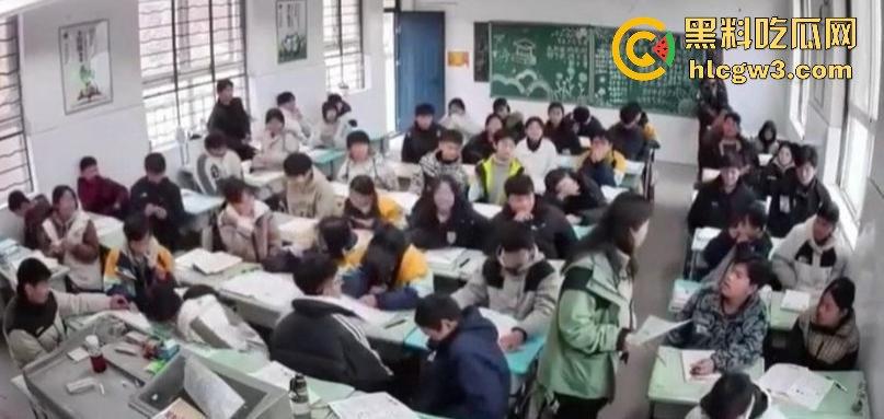 山东班主任女老师用戒尺教育学生被反击！遭学生当场辱骂殴打，男同学拉不住场面失控！-14