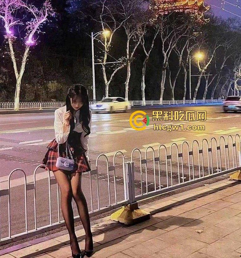 南航高冷空姐『翟子墨 』被富二代玩成SM母狗，制服底下全是调教痕迹，飞行途中还想着被抽打！-2