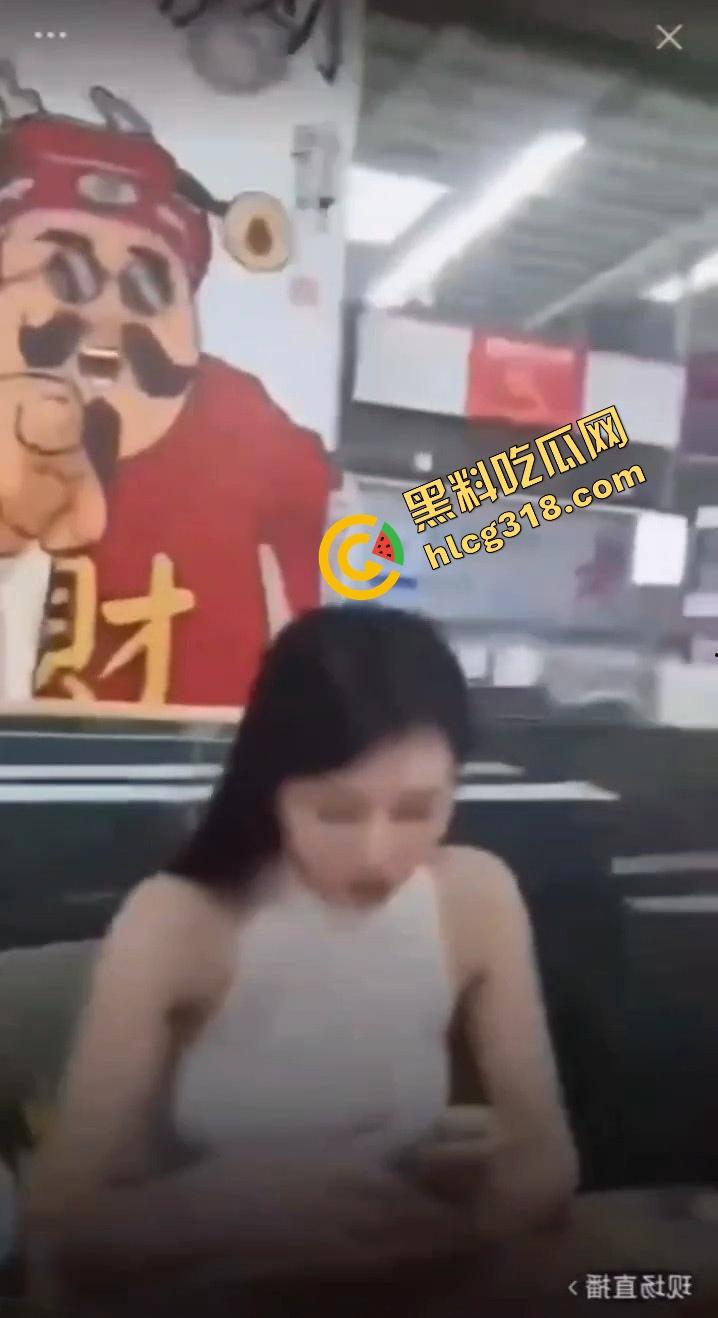 姐妹情深睡上床？集美女主直播抓小三，闺蜜6年情深，睡我老公3年直播当街鞭尸式抓奸！-7