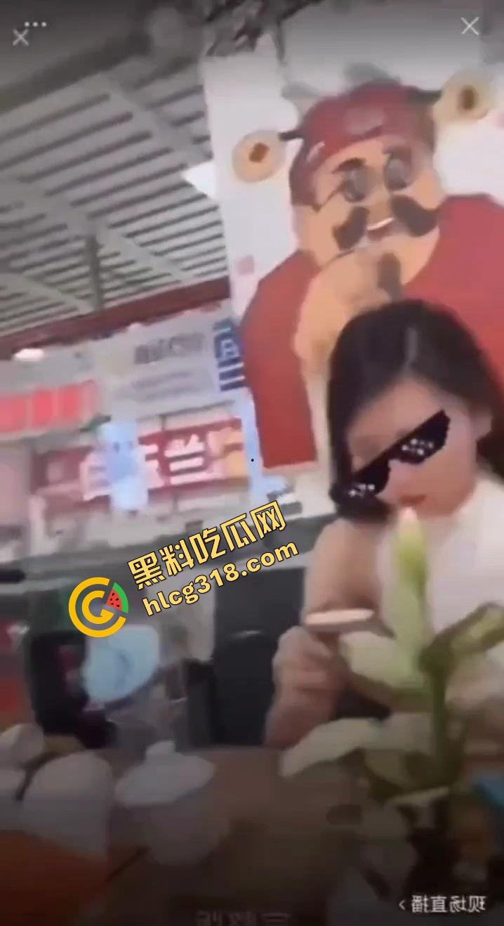 姐妹情深睡上床？集美女主直播抓小三，闺蜜6年情深，睡我老公3年直播当街鞭尸式抓奸！-8